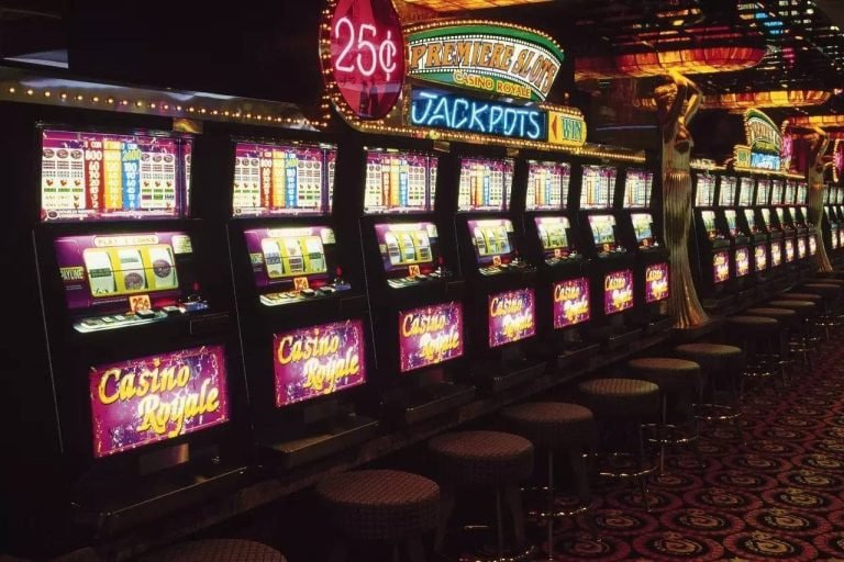 Studio Monopoly Live prada55 dengan roda besar dan pembawa acara
